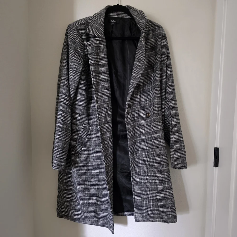 Lulu's Black & White Jacket - Picture 1 of 3